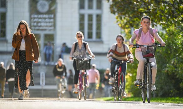 Allée du palais universitaire, étudiants à vélo campus UCO Angers © Rémy Chautard | UCO