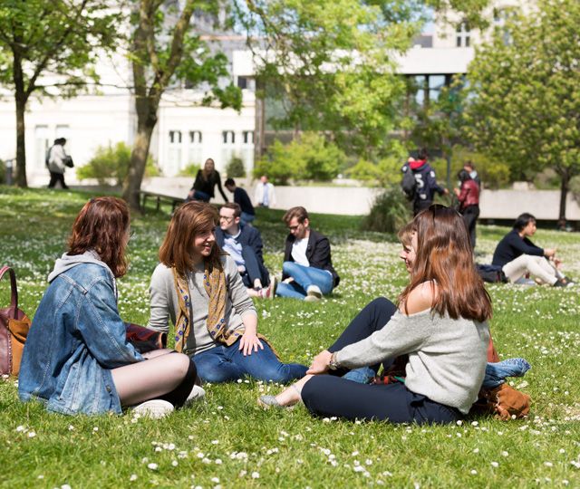 Étudiantes dans le parc du campus UCO Angers